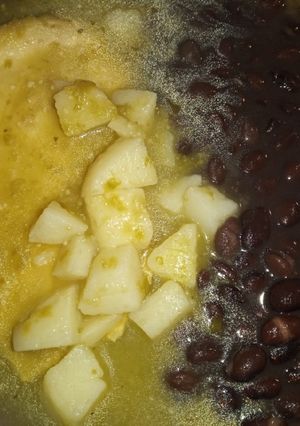Una foto de Pechugas de pollo en salsa verde con papas