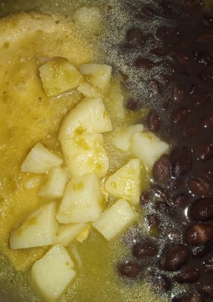 Una foto de Pechugas de pollo en salsa verde con papas