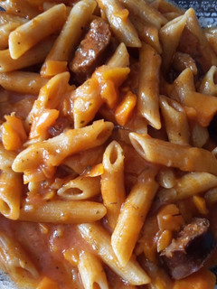 Una foto de Macarrones integrales con chorizo