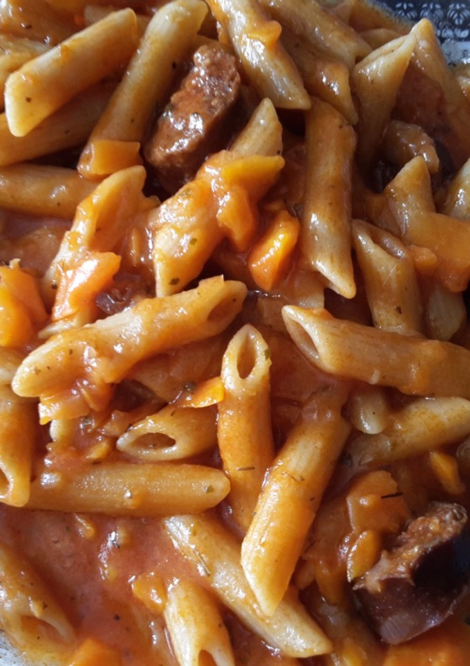 Una foto de Macarrones integrales con chorizo