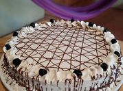 Una foto de postres con cerezas