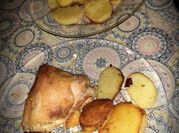 Una foto de condimentos para un pollo asado