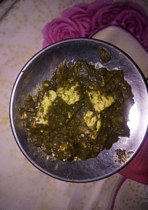 A picture of Palak paneer.