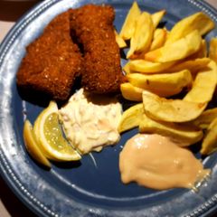 A picture of Classic fish and chips.