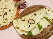 Una foto di piadina con esubero