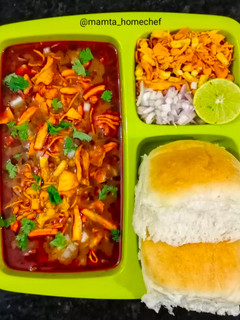 મિસળ પાઉં (Misal Pav Recipe in Gujarati) રેસીપી મુખ્ય ફોટો