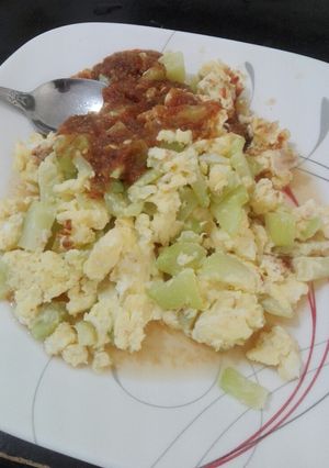 Una foto de Chayote con huevo