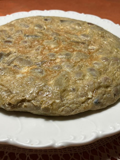 Foto principal de Tortilla de verduras de temporada: habas y alcachofas del mercado