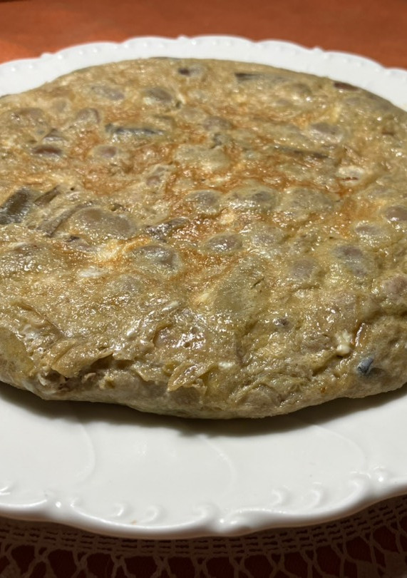 Una foto de Tortilla de verduras de temporada: habas y alcachofas del mercado
