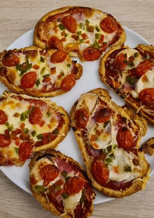 Une photo de Bruschetta avec pain ciabatta à la machine