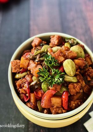 A picture of Sambal Goreng Kentang Tempe (Indonesian Potato and Tempeh in Spicy Chili Sauce).