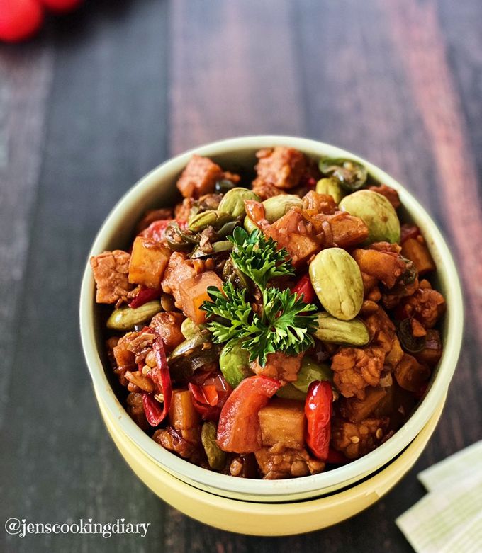 A picture of Sambal Goreng Kentang Tempe (Indonesian Potato and Tempeh in Spicy Chili Sauce).