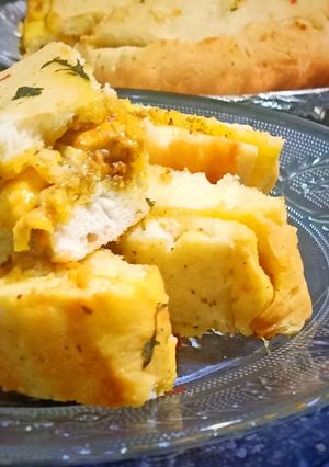 চীজি পনির স্টাফড গার্লিক ব্রেড (cheesy paneer stuffed garlic bread recipe in Bengali) রেসিপির প্রধান ছবি