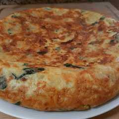 Foto principal de Tortilla de patatas con calabacín y cebolla
