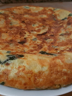 Una foto de Tortilla de patatas con calabacín y cebolla