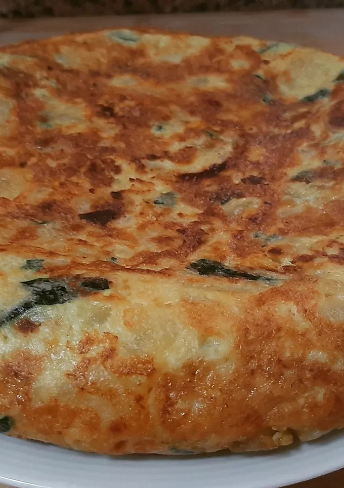 Una foto de Tortilla de patatas con calabacín y cebolla
