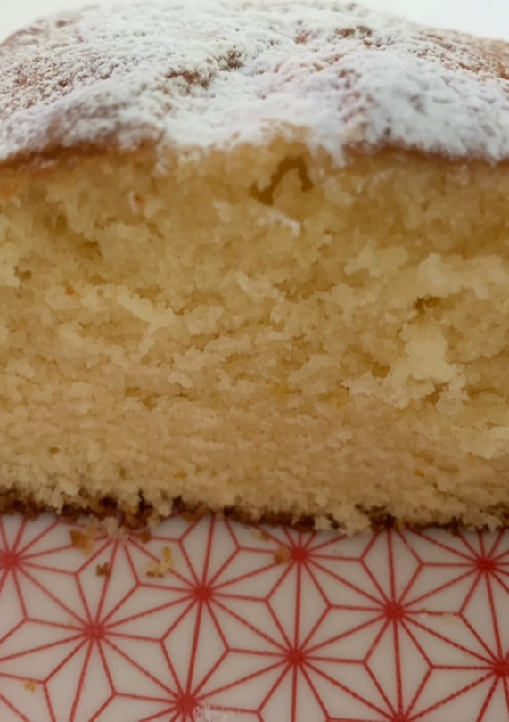 Una foto de Budín riquísimo de limón/naranja/vainilla con crema de leche