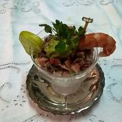 Una foto de Ceviche de trucha salmonada con guacamole a mi estilo