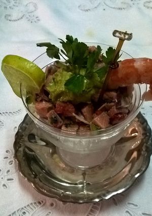 Una foto de Ceviche de trucha salmonada con guacamole a mi estilo