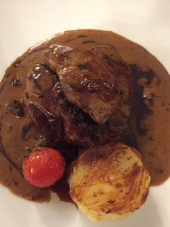 Una foto de Solomillo con foie y salsa de trufa