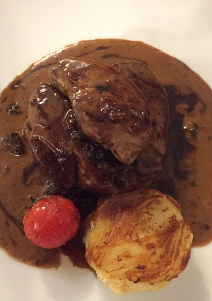 Una foto de Solomillo con foie y salsa de trufa