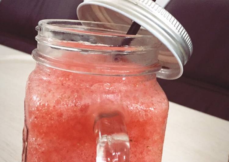 Langkah Mudah untuk Menyiapkan Jus strawberry Fresh 😍 yang Bikin Ngiler