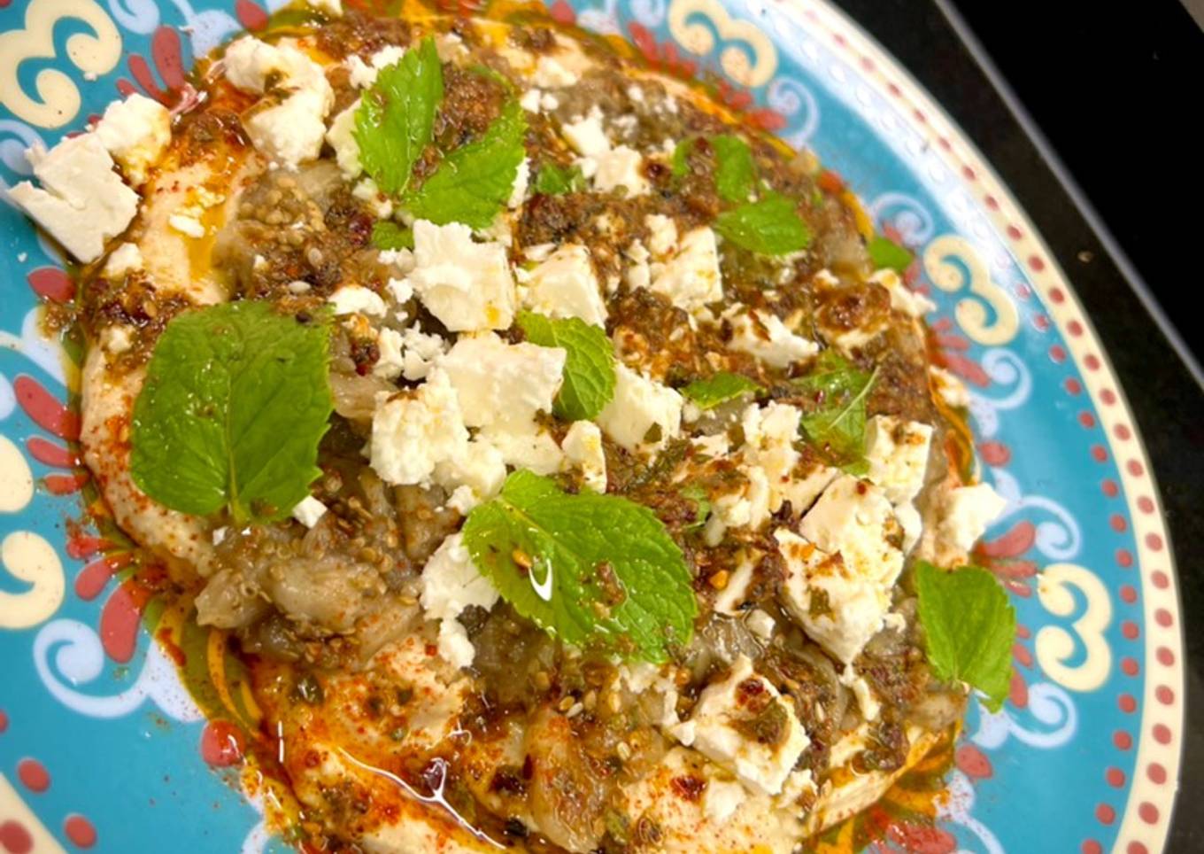 Dip de berenjena asada con hummus y queso feta