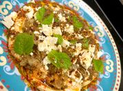 Una foto de hummus chiles