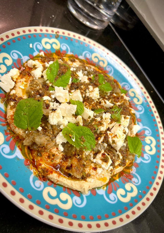 Una foto de Dip de berenjena asada con hummus y queso feta