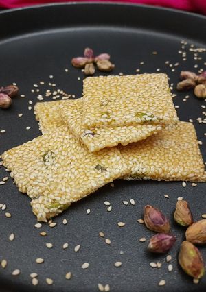 तिल चिक्की(Til ki chikki recipe in Hindi) रेसिपी मुख्य फोटो