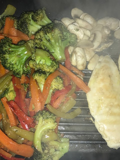 Una foto de Pollo con verduras