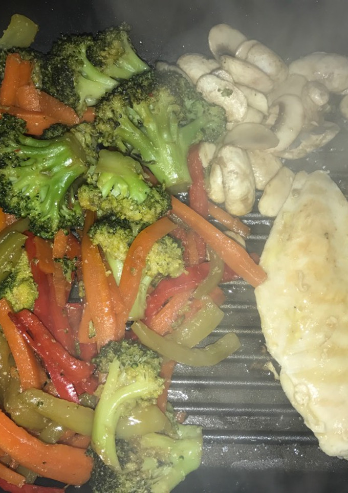 Una foto de Pollo con verduras