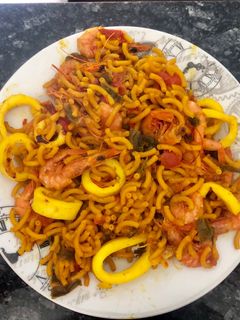 Una foto de Fideuá con gambas y calamares