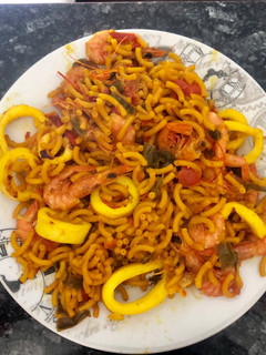 Una foto de Fideuá con gambas y calamares
