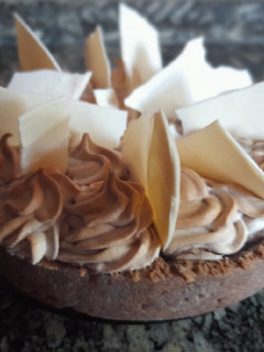 Una foto de Tarta de chocolate, flan y merengue italiano