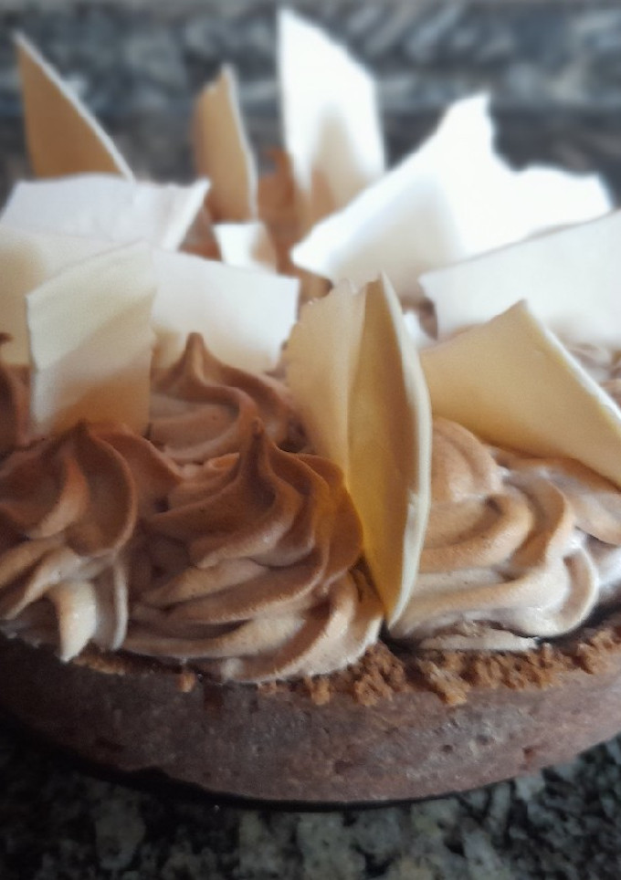 Una foto de Tarta de chocolate, flan y merengue italiano