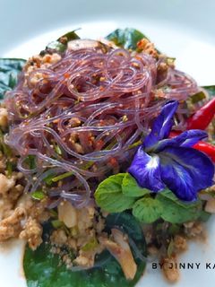 รูปของ ยำวุ้นเส้นอัญชัน