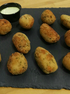 Una foto de Croquetas de manzana, pasas y piñones