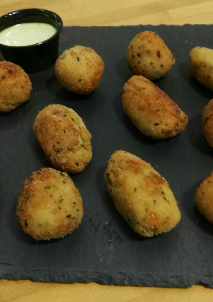 Una foto de Croquetas de manzana, pasas y piñones