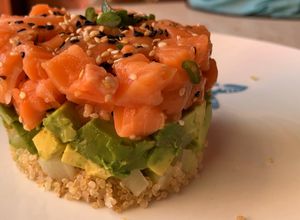 Una foto de Tartar de salmón con quinoa