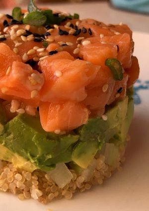 Una foto de Tartar de salmón con quinoa
