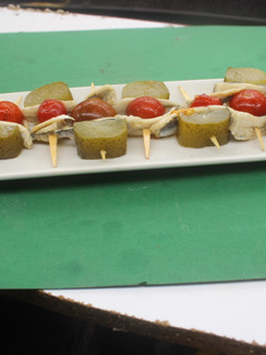 Una foto de Banderillas de tomates en almíbar y boquerones