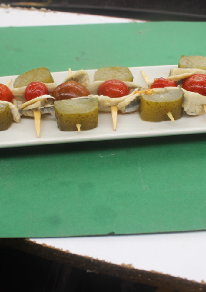Una foto de Banderillas de tomates en almíbar y boquerones