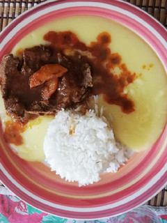 Una foto de Asado con puré y arroz