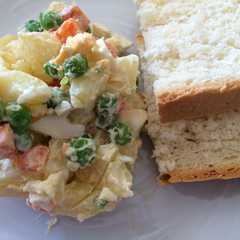 A picture of Ensalada rusa.