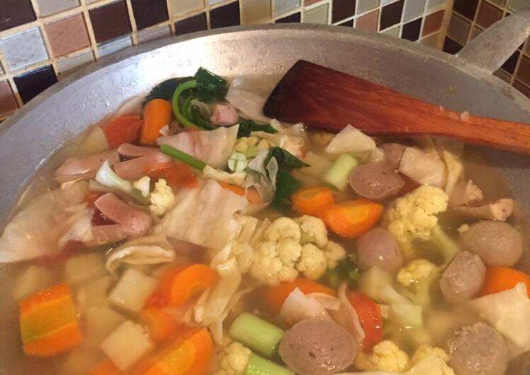 Langkah Mudah untuk Menyiapkan Soup bakso sosis yang Lezat Sekali