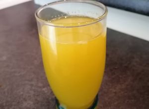 Une photo de Jus détox a la courgette, curcuma, citron, gimgembre