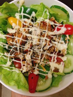 Hình của món Salad ức gà áp chảo.