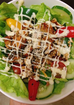 Hình của món Salad ức gà áp chảo.