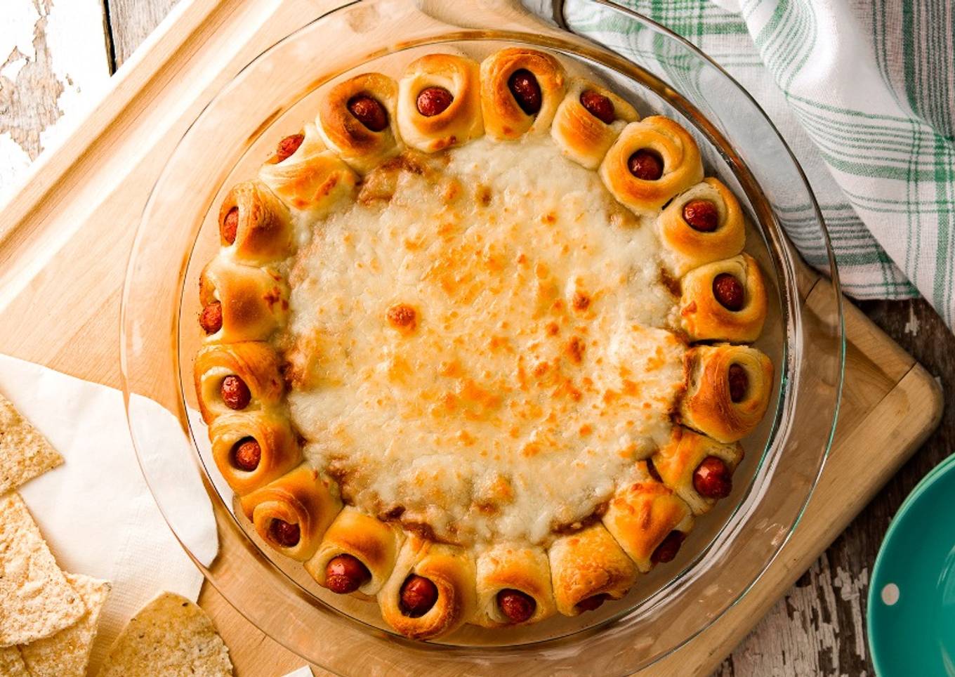 Mini Hot Dogs con Dip de Chorizo y Frijoles